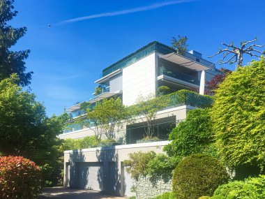 Wollerau 'daki modern apartman ve cadde, İsviçre' deki kanton Schwyz, İsviçre mimarisi ve gayrimenkul.