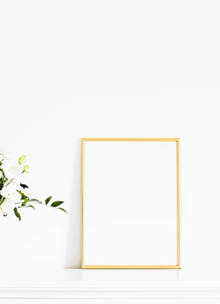Goldener Rahmen auf weißen Möbeln, luxuriöses Wohndekor und Design für Attrappen, Posterdruck und druckbare Kunst, Online-Shop-Vitrine — Stockfoto