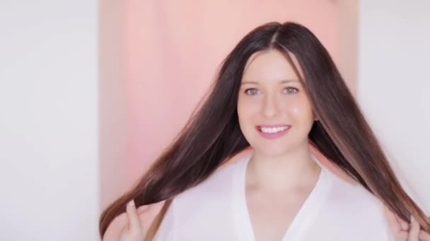 Mulher bonita com cabelo brilhante reto saudável, retrato de morena com penteado longo e maquiagem natural, cuidado com o cabelo e anúncio de beleza — Vídeo de Stock