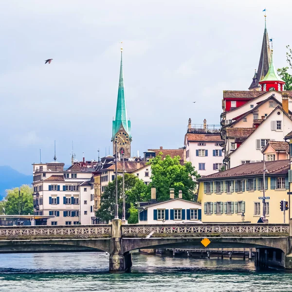 Zürich, Svájc kilátás történelmi óvárosi épületek közelében fő vasútállomás Zurich HB, Hauptbahnhof, svájci építészet és utazási cél — Stock Fotó