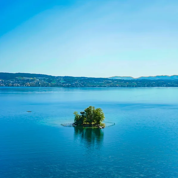 Lago di Zurigo a Wollerau, cantone di Schwyz in Svizzera, Zurichsee, paesaggio montano svizzero, cielo e acqua blu in estate, natura idilliaca e destinazione di viaggio perfetta, ideale come stampa d'arte scenica — Foto Stock