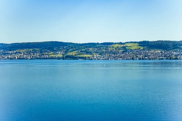 Jezero Curych ve Wollerau, kanton Schwyz ve Švýcarsku, Curych, švýcarské hory krajina, modrá voda a nebe v létě, idylická příroda a perfektní místo pro cestování, ideální jako malebný tisk — Stock fotografie