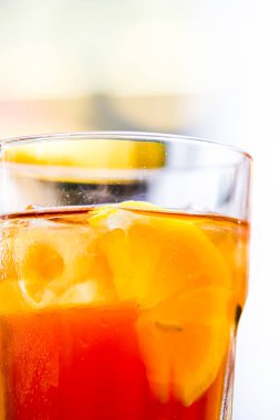 Bardakta limonlu buzlu çay açık havada soğuk taze içecek, yaz kokteyli veya tatlı meyve suyu, sokak yemeği ve restoran menüsü konsepti.