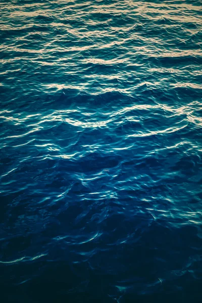 Глибоко-блакитна океанська текстура води, темноморські хвилі фон як природа та екологічний дизайн — стокове фото