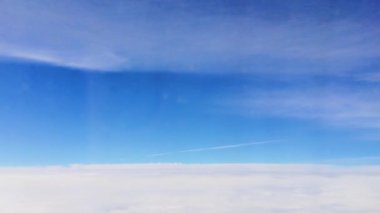 Beyaz bulutların üstündeki mavi gökyüzü, atmosfer doğa ve hava manzarası uçak penceresinden, havayolu uçuşundan ve seyahat rotasından