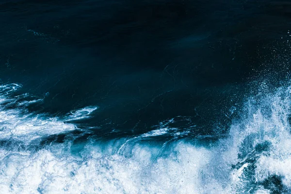 Okyanus dalgaları kıyı arkaplanı, plaj tatil beldesi ve lüks seyahat