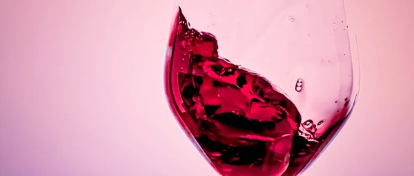 Προνομιακό κόκκινο κρασί σε κρυστάλλινο ποτήρι, αλκοολούχο ποτό και πολυτελές απεριτίφ, οινολογία και αμπελοοινικό προϊόν — Φωτογραφία Αρχείου