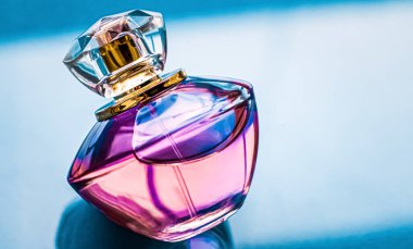 Parlak arka planda parfüm şişesi, tatlı çiçek kokusu, büyüleyici koku ve tatil hediyesi olarak da eau de parfum ve lüks kozmetik ürünleri markası tasarımı.