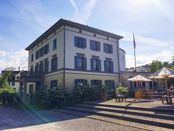 Restaurant und Haus an der Strasse von Richterswil, Kanton Zürich in der Schweiz, Schweizer Architektur und Immobilien — Stockfoto