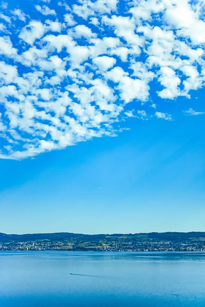 Lago di Zurigo a Wollerau, cantone di Schwyz in Svizzera, Zurichsee, paesaggio montano svizzero, cielo e acqua blu in estate, natura idilliaca e destinazione di viaggio perfetta, ideale come stampa d'arte scenica — Foto Stock