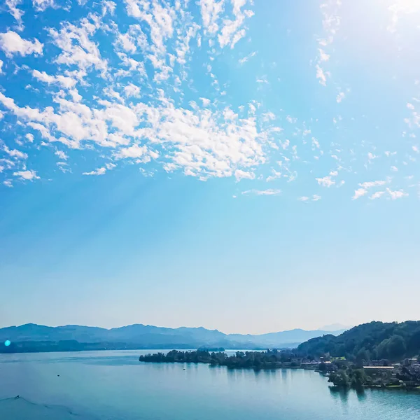 Idylliczny szwajcarski krajobraz, widok na jezioro Zurych w Wollerau, kanton Schwyz w Szwajcarii, Zurichsee, góry, błękitna woda, niebo jako letni charakter i cel podróży, idealny jako malowniczy druk artystyczny — Zdjęcie stockowe