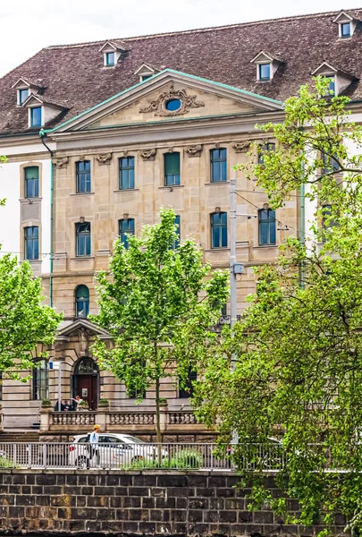 Calles y edificios históricos del casco antiguo cerca de la estación principal de tren Zurich HB, Hauptbahnhof, arquitectura suiza y destino turístico en Zurich, Suiza — Foto de Stock