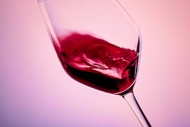 Kristal bardakta kaliteli kırmızı şarap, alkol içeceği ve lüks aperatif, oenoloji ve ekoloji ürünü.