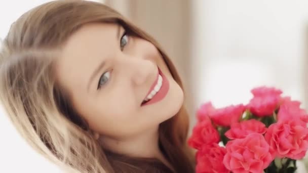 Feliz hermosa mujer sonriendo, recibiendo ramo de flores de rosas como regalo de vacaciones florales, regalo romántico y sorpresa de amor, personas y días festivos — Vídeos de Stock