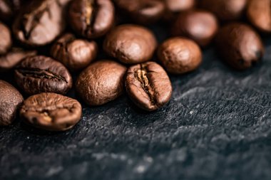 Kahve çekirdekleri arka plan, zengin aromalı kızarmış fasulye, en iyi sabah içkisi ve lüks karışım.