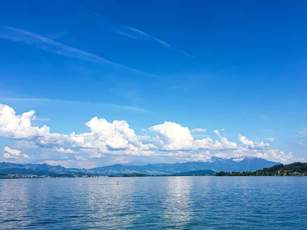 Paisagem suíça idílica, vista do lago Zurique em Richterswil, Suíça, montanhas, água azul de Zurichsee, céu como natureza de verão e destino de viagem, ideal como impressão de arte cênica — Fotografia de Stock