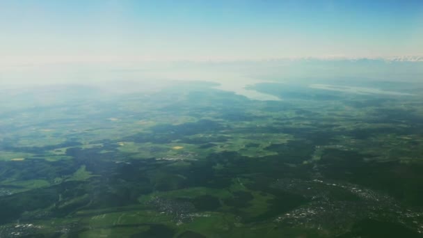 Letecký pohled na švýcarskou krajinu, létání nad krásným Švýcarskem, hory, pole, lesy a jezera jako přírodní scenérie, letecké lety a prázdninové destinace — Stock video