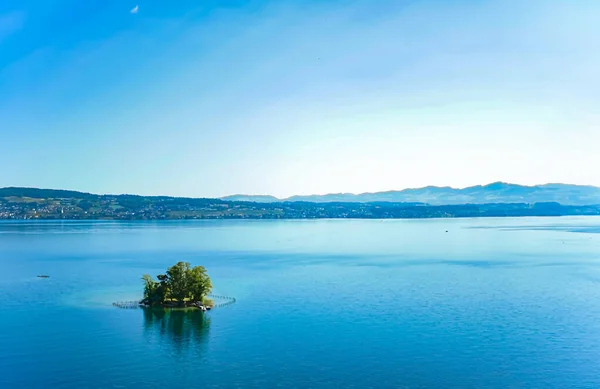 Jezero Curych ve Wollerau, kanton Schwyz ve Švýcarsku, Curych, švýcarské hory krajina, modrá voda a nebe v létě, idylická příroda a perfektní místo pro cestování, ideální jako malebný tisk — Stock fotografie