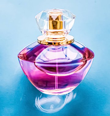 Parlak arka planda parfüm şişesi, tatlı çiçek kokusu, büyüleyici koku ve tatil hediyesi olarak da eau de parfum ve lüks kozmetik ürünleri markası tasarımı.