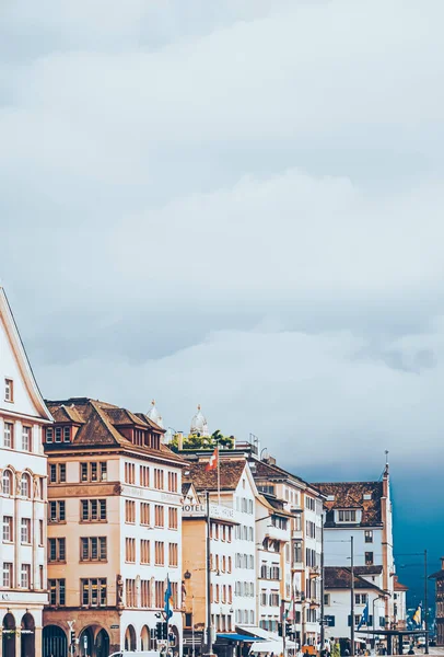 Cinematic view of historic Old Town streets and buildings near main train station Zurich HB, Hauptbahnhof, Swiss architecture and travel destination in Zurich, Switzerland — Stock Photo, Image