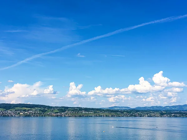 Idylliczny szwajcarski krajobraz, widok na jezioro Zurych w Wollerau, kanton Schwyz w Szwajcarii, Zurichsee, góry, błękitna woda, niebo jako letni charakter i cel podróży, idealny jako malowniczy druk artystyczny — Zdjęcie stockowe