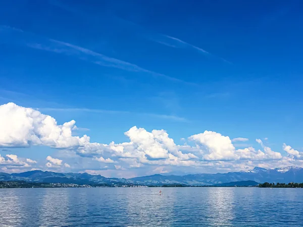 Paisaje suizo idílico, vista del lago Zurich en Richterswil, Suiza, montañas, agua azul de Zurichsee, cielo como naturaleza de verano y destino de viaje, ideal como impresión artística escénica —  Fotos de Stock