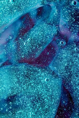 Soyut akuamarin sıvı arkaplan, boya sıçraması, girdap deseni ve su damlaları, güzellik jeli ve kozmetik doku, modern sihir sanatı ve lüks düz dizayn olarak bilim