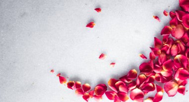 Mermer arka planda gül yaprakları, çiçek dekoru ve düğün örtüsü, davet için bayram tebrik kartı, düz dizayn