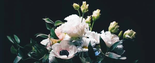 Bouquet di fiori su sfondo nero, bella disposizione floreale, fiori creativi e idea di design floristico — Foto Stock
