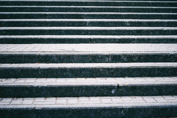 Escalera de hormigón urbano, escaleras escalones en la ciudad como fondo — Foto de Stock