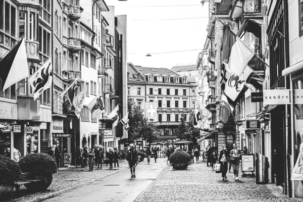 Vintage monochrome view of historic Old Town, shops and luxury stores near main downtown Bahnhofstrasse street, Swiss architecture and travel destination in Zurich, Switzerland — Stock Photo, Image