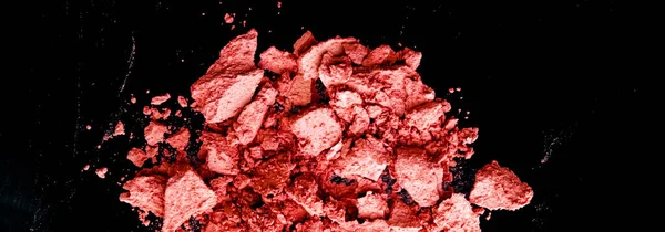 Zerkleinerte Kosmetik, mineralischer Bio-Lidschatten, Rouge und Kosmetikpuder isoliert auf schwarzem Hintergrund, Make-up und Schönheitsbanner, Flatlay-Design — Stockfoto
