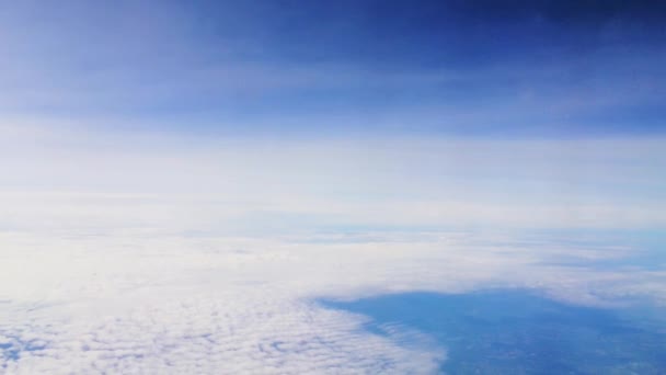 Céu azul acima de nuvens brancas, atmosfera natureza e vista aérea da janela do avião, voo da companhia aérea e destino de viagem — Vídeo de Stock