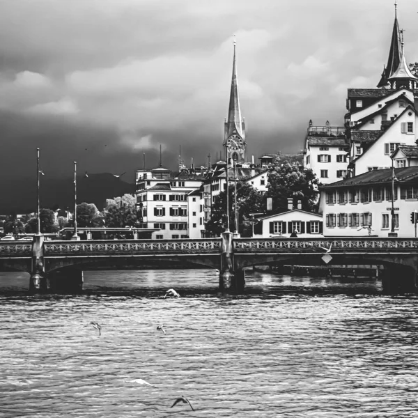 Zurique, Suíça vista dos edifícios históricos da Cidade Velha perto da principal estação ferroviária Zurique HB, Hauptbahnhof, arquitetura suíça e destino de viagem — Fotografia de Stock