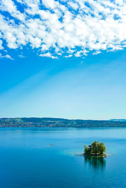 Jezioro Zurych w Wollerau, kanton Schwyz w Szwajcarii, Zurichsee, krajobraz gór szwajcarskich, błękitna woda i niebo w lecie, idylliczna przyroda i doskonały cel podróży, idealny jako malowniczy druk artystyczny — Zdjęcie stockowe