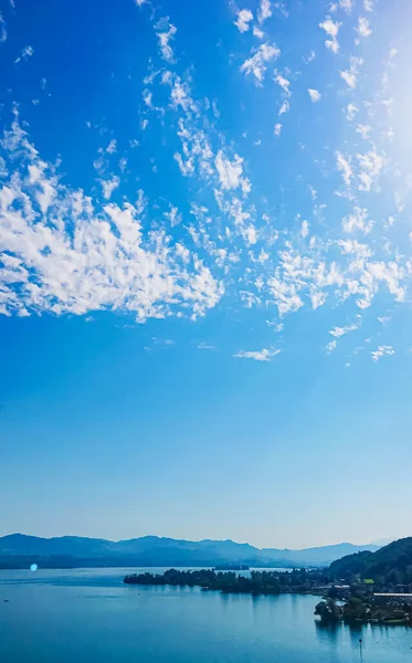 Paisagem suíça idílica, vista do lago Zurique em Wollerau, cantão de Schwyz na Suíça, Zurichsee, montanhas, água azul, céu como verão natureza e destino de viagem, ideal como estampa de arte cênica — Fotografia de Stock