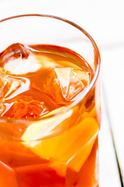 Bardakta limonlu buzlu çay açık havada soğuk taze içecek, yaz kokteyli veya tatlı meyve suyu, sokak yemeği ve restoran menüsü konsepti.