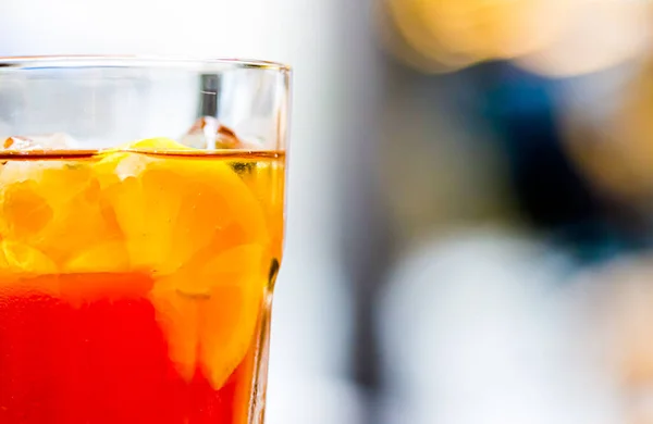 Παγωμένο τσάι με λεμόνι σε ποτήρι ως κρύο φρέσκο ποτό σε εξωτερικούς χώρους, καλοκαιρινό κοκτέιλ ή γλυκό αναψυκτικό φρούτων, street food και εστιατόριο έννοια μενού — Φωτογραφία Αρχείου