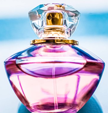 Parlak arka planda parfüm şişesi, tatlı çiçek kokusu, büyüleyici koku ve tatil hediyesi olarak da eau de parfum ve lüks kozmetik ürünleri markası tasarımı.