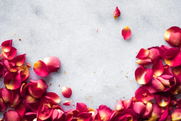 Τριαντάφυλλο πέταλα σε μαρμάρινο φόντο, floral διακόσμηση και γαμήλια flatlay, διακοπές φόντο ευχετήρια κάρτα για την πρόσκληση εκδήλωση, επίπεδη lay design — Φωτογραφία Αρχείου