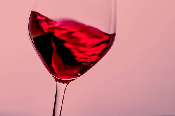 Vino tinto en copa de cristal, bebida alcohólica y aperitivo de lujo, enología y viticultura — Foto de Stock