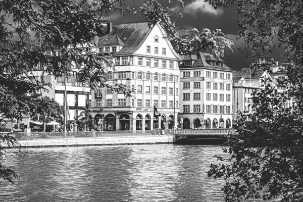 Vintage monokróm kilátás történelmi óvárosi utcák és épületek közelében fő vasútállomás Zurich HB, Hauptbahnhof, svájci építészet és utazási cél Zürich, Svájc — Stock Fotó