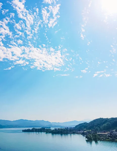 Paisagem suíça idílica, vista do lago Zurique em Wollerau, cantão de Schwyz na Suíça, Zurichsee, montanhas, água azul, céu como verão natureza e destino de viagem, ideal como estampa de arte cênica — Fotografia de Stock