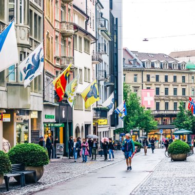 Alışveriş caddeleri ve tarihi Eski Şehir binaları, ana şehir merkezi Bahnhofstrasse Caddesi yakınlarındaki dükkanlar, İsviçre mimarisi ve İsviçre 'nin Zürih kentindeki seyahat merkezleri