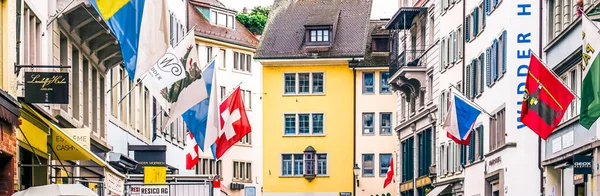 Shopping streets and historic Old Town buildings, shops and luxury stores near main downtown Bahnhofstrasse street, Swiss architecture and travel destination in Zurich, Switzerland — Stock Photo, Image
