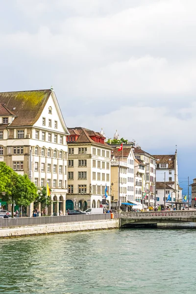 Utcák és történelmi óvárosi épületek a zürichi HB vasútállomás közelében, Hauptbahnhof, svájci építészet és utazási célpont Zürichben, Svájcban — Stock Fotó