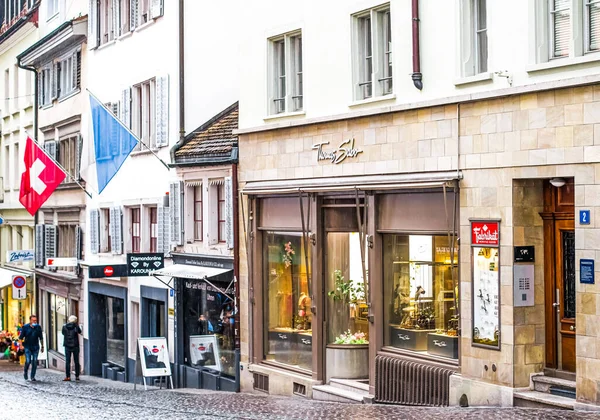 Bevásárlóutcák és történelmi óvárosi épületek, üzletek és luxusüzletek a Bahnhofstrasse fővárosának közelében, svájci építészet és utazási célpont Zürichben, Svájcban — Stock Fotó
