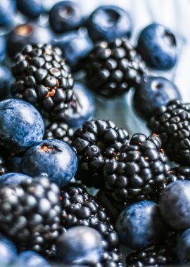 Meyve arka planı olarak yabanmersini ve böğürtlen, sağlıklı yiyecek ve meyve suyu, vegan atıştırmalığı ve diyet beslenme