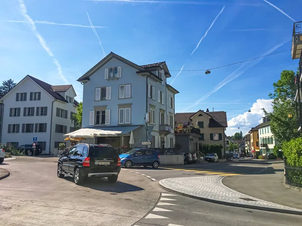 Történelmi épület és ház az utcán Richterswil, kanton Zürich Svájcban, svájci építészet és ingatlan — Stock Fotó