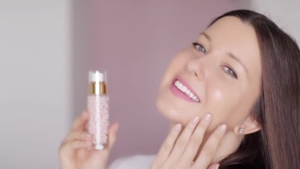 Kobieta ze zdrową świecącą skórą pokazując naturalny produkt kosmetyczny do pielęgnacji skóry, twarzy, szyi i ciała krem balsam butelka lub żel bazowy makijaż jako luksusowej pielęgnacji skóry i kosmetyków kosmetycznych komercyjnych — Wideo stockowe